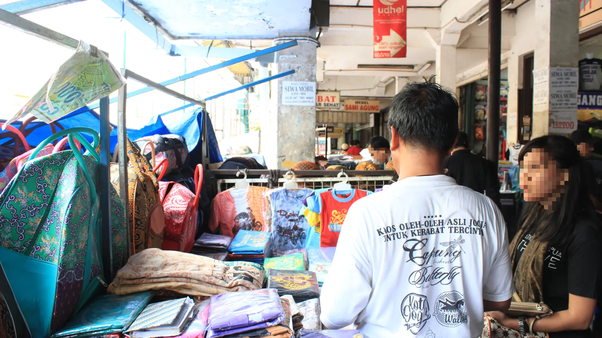 Suasana Transaksi Jual Beli di Selasar Malioboro Yogyakarta